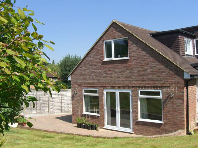 Large En-suite Room/Driveway Parking  Main Photo
