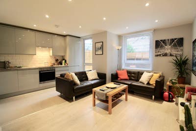 ✨2 x Great double rooms in refurb female Flat✨ Main Photo