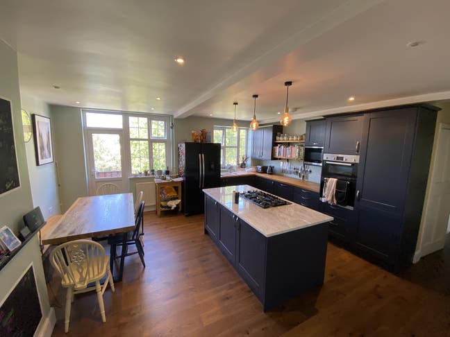 Double room in Brixton flat - bills included Main Photo