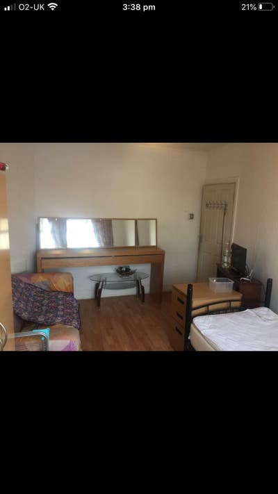 Double room to rent in north acton road Main Photo
