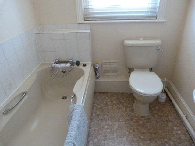Bedroom in very large 5 Bed flat. Winton Banks. Main Photo