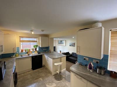 5 mins to L&D Byron Rd “Rooms by Sue” Main Photo