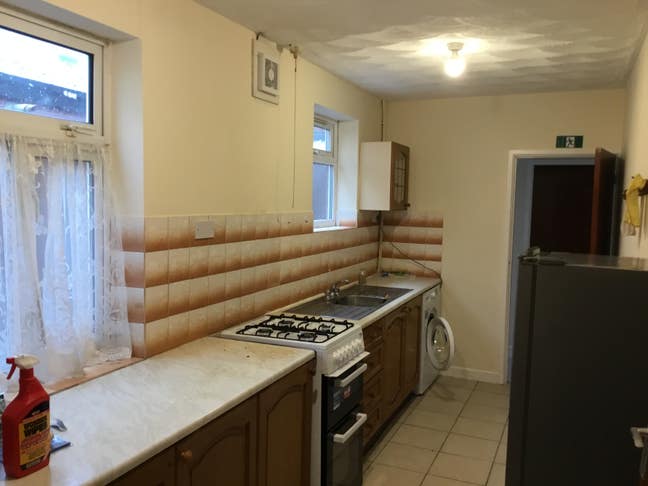 Rooms to Let - Dss Only  Main Photo