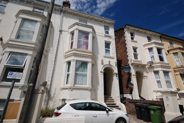 Lovely  Bedsit on Ashburton Road Main Photo