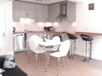 Live in Comfort. Affordable room handy for airport Main Photo