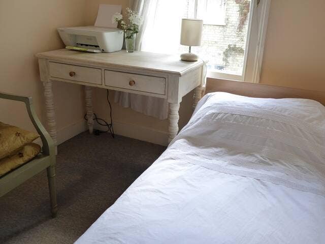 Sunny little room in CB1 Main Photo