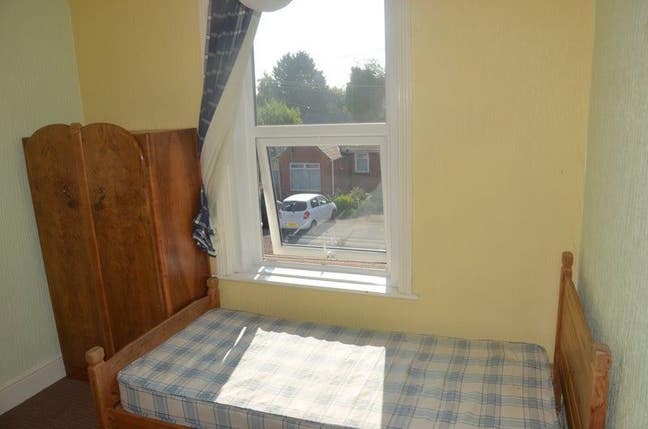 Large single room. Rent includes all bills Main Photo