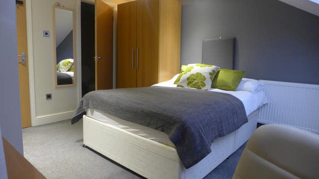 Large, modern double loft room with ensuite Main Photo
