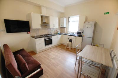 1 Double Room/ Available Sept 26/ All Bills Incl Main Photo