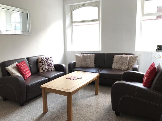 Room to rent in beautiful 5 bedrooms flat Main Photo