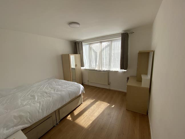 Lovely D/Room Available in Bow Zone 2 inc Bills Main Photo
