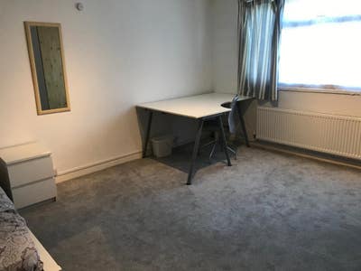 Lovely Double Room in Family House Incl Bills Main Photo