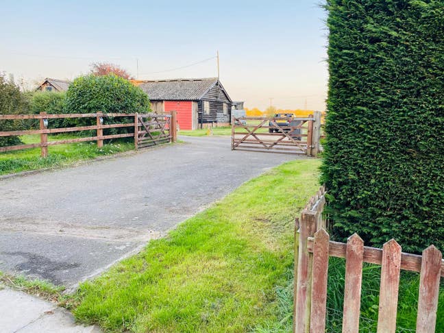 Double Bedroom to rent . Main Photo