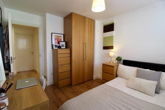✨2 Amazing rooms in modern & refurb FEMALE share✨ Main Photo