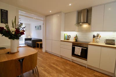 ✨2 Amazing rooms in modern & refurb FEMALE share✨ Main Photo