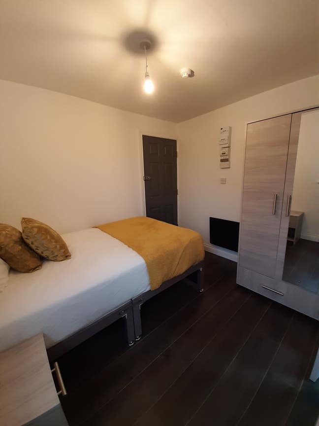  Double  en-suite  rooms- George Robertson- CV3 Main Photo