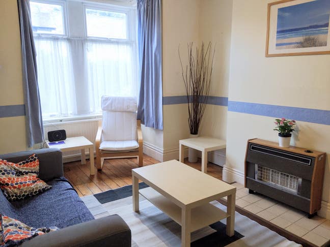 Light rooms available in friendly house Main Photo