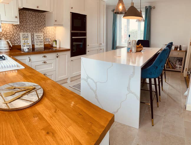 1 double in lovely detached home Main Photo