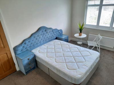 Bright Double Room with garden view all bills inc. Main Photo