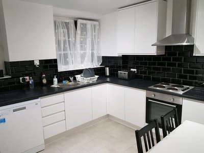 Lovely Room Available in Greenwich Main Photo