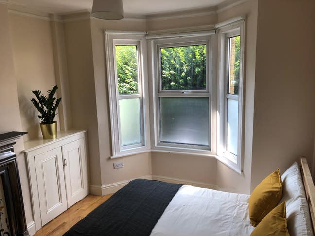Friendly house share 5 minutes walk to EC station! Main Photo