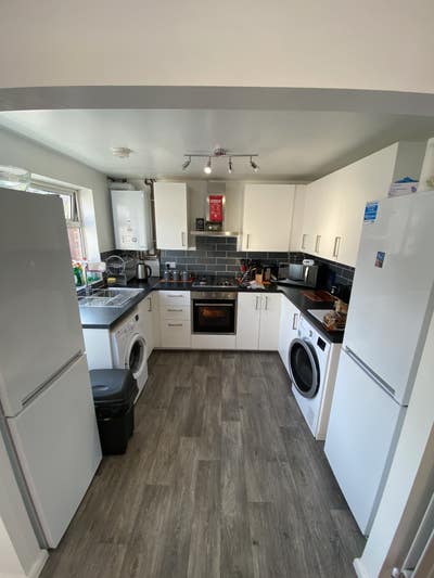 Double size Bed En-SUITE Room in quiet house  Main Photo