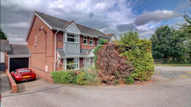  Single &  Double Ensuit room for rent with Family Main Photo