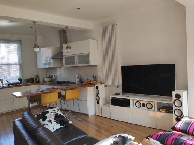 Huge Loft Room in Luxury House- Not Agency Main Photo