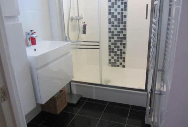  Double Bedroom in Weybridge Main Photo