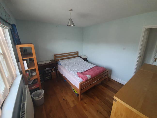 Single and double rooms in refurbished house Main Photo