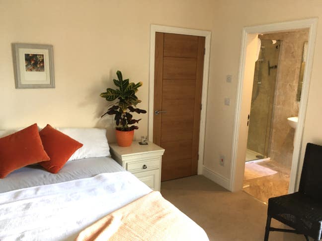 Stunning large double room + en suite + study Main Photo