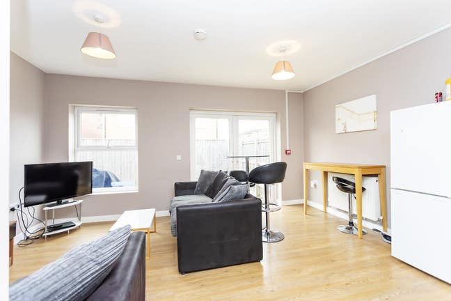 One Double Room Available In Modern House Share In Main Photo