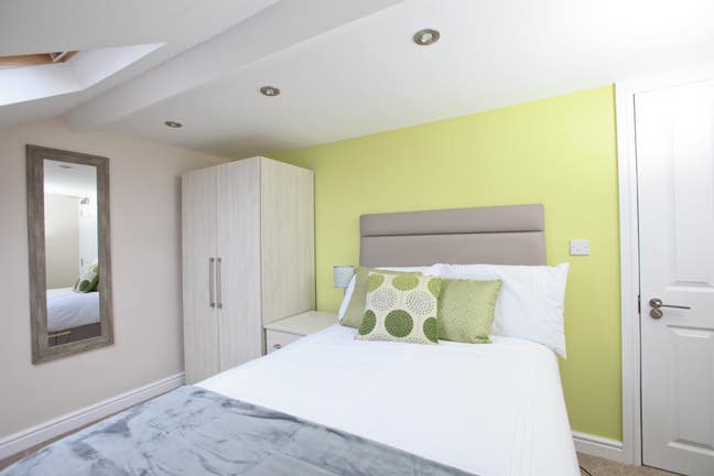 Spacious Double En-Suite Room in Central Reading Main Photo