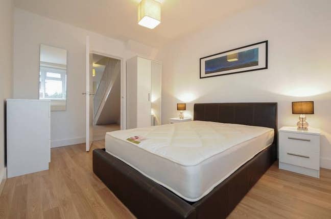 Dble rm W4 f/f 4 bed, ALL bills,TV's,wi-fi&cleaner Main Photo