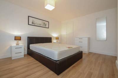 Dble rm W4 f/f 4 bed, ALL bills,TV's,wi-fi&cleaner Main Photo