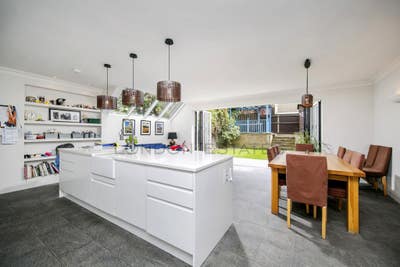 Top floor large room with en-suite in family home Main Photo