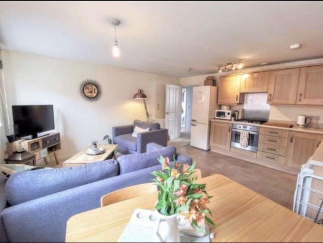 Double Furnished Bedroom in two bed flat Main Photo