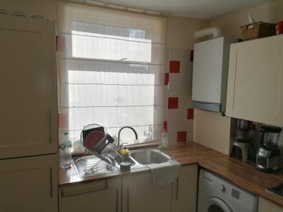 Clean Double Room in Shared House Main Photo