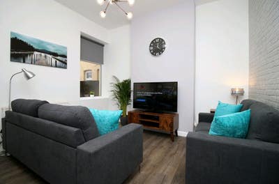 2 rooms available in friendly female household Main Photo