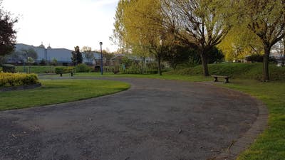 3 Spacious Rooms to let in large building  Main Photo