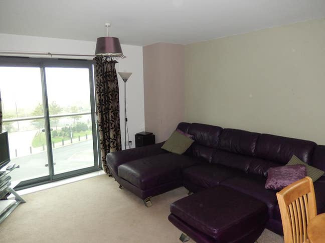 2 bedroom flat with parking Main Photo