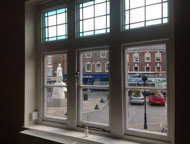 Lovely 2-bed flat overlooking Wantage market place Main Photo