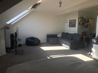 Very large furnished attic room with en-suite Main Photo