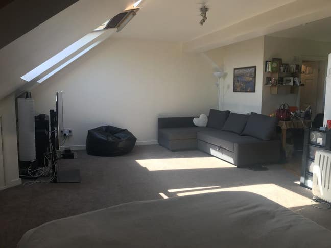 Very large furnished attic room with en-suite Main Photo