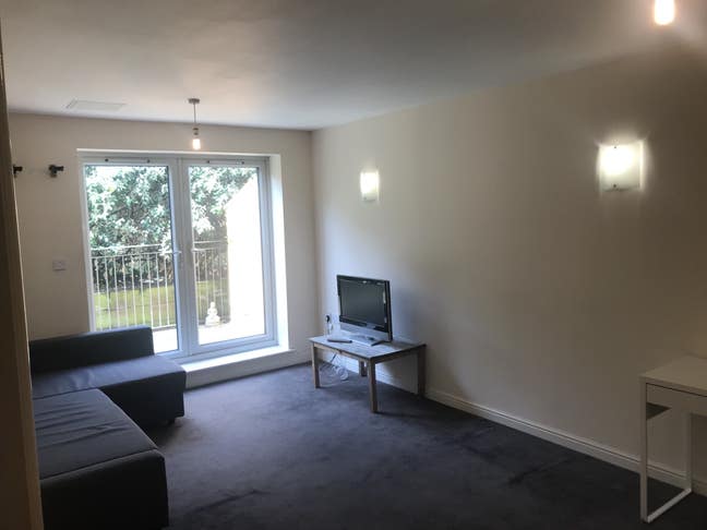 Large 1 bed flat with patio Main Photo