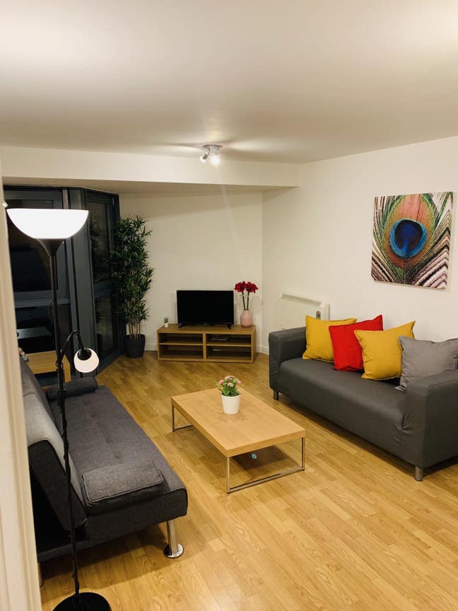 Luxury Large En-suite Room on Feltham High Street Main Photo