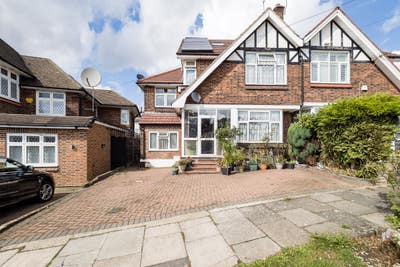 Good Sized Double, Large House With Garden Main Photo