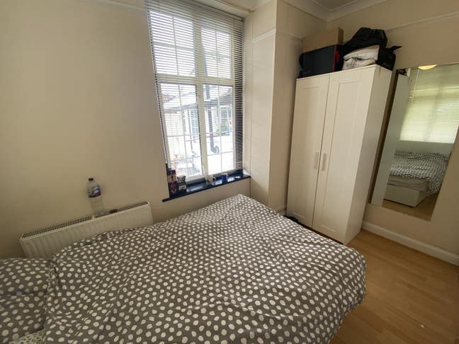 Small double ensuite, friendly house - no couples  Main Photo