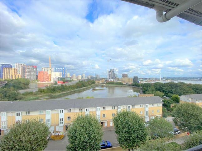  Entire top floor flat, secure development, views Main Photo