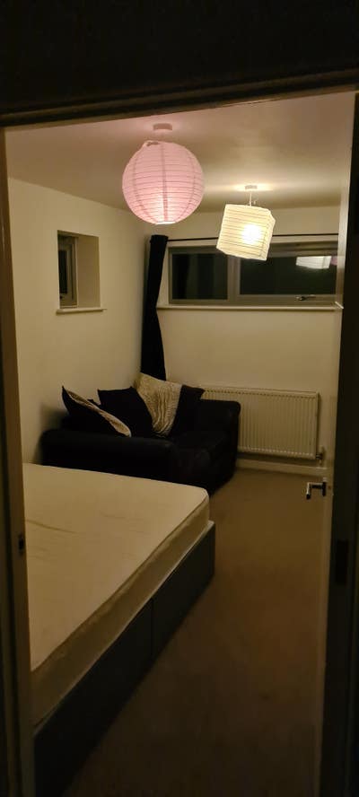 Double room with full bathroom in quiet house. Main Photo